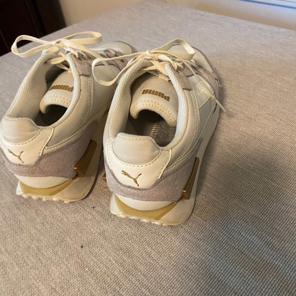 Puma casual Cream Fitness Shoes | Size 9 women’s | Gold decorative band on side